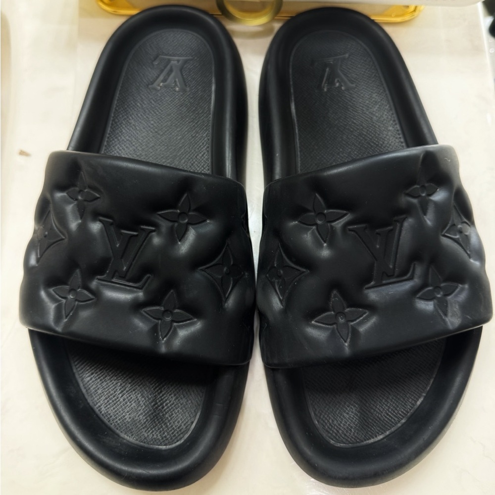 Louis Vuitton waterfront mule Sandals, size 8 USA